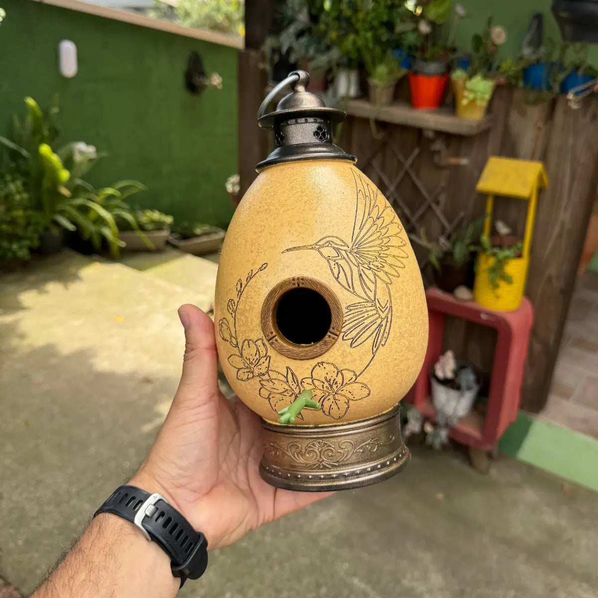 CasaOvo Beija-flor Marrom + Comedouro Champanhe Branca